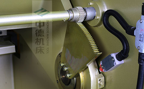 ZDS-450采用高精度刀片間隙調(diào)節(jié)齒輪，經(jīng)過(guò)淬火高硬度又耐磨，表面鍍鋅不生銹，長(zhǎng)年累月使用依然有很高的調(diào)節(jié)精度.jpg
