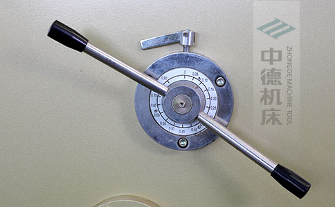 ZDS-450剪板機(jī)刀片間隙手動(dòng)調(diào)節(jié)器，刻度清淅，調(diào)節(jié)省力又簡(jiǎn)便.jpg