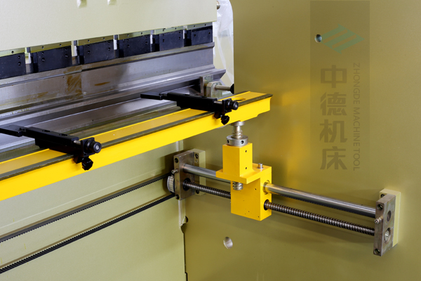 ZDP-10032高精度x軸結(jié)構(gòu)，采用滾珠絲桿，精度高無游隙，淬火高強(qiáng)度擋指，并有倒三角鎖卡裝置不掉落.jpg