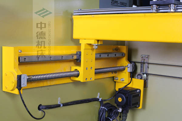 ZDPK-10032X軸配有滾珠絲桿及直線導(dǎo)軌，大功率伺服電機，鋼絲同步帶，能顯著提升X軸定位精度及速度