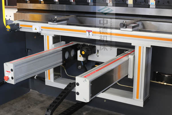 ZDPE8025-4+1軸全封套加強(qiáng)型鋁合金后檔料系統(tǒng)，內(nèi)有成套滾珠絲桿和直線(xiàn)導(dǎo)軌，精度高速度快噪音低.jpg