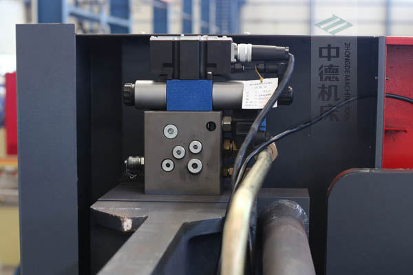 ZDPE8025采用進(jìn)口液壓系統(tǒng)，穩(wěn)定無(wú)故障，耐高溫高壓，持久工作精度高.jpg