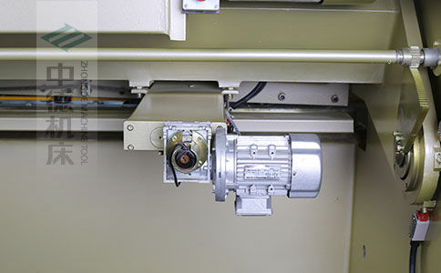 ZDS-1032剪板機(jī)后檔料結(jié)構(gòu)，平行度高，并采用國(guó)內(nèi)一流品牌軸承，耐磨抗壓壽命長(zhǎng).jpg